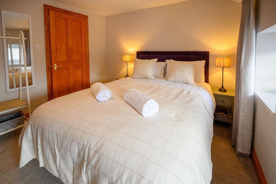 Bed, Photo of the whole room, Bedroom, towels