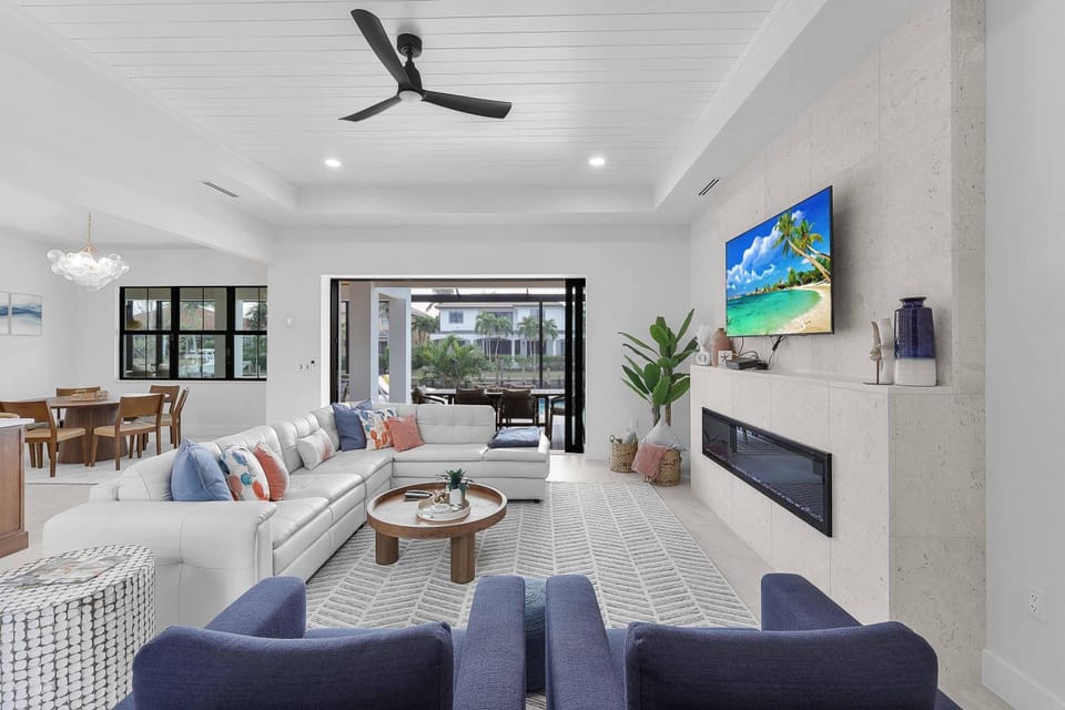 Exquisite waterfront Home featuring a pool and hot tub House in Marco Island
