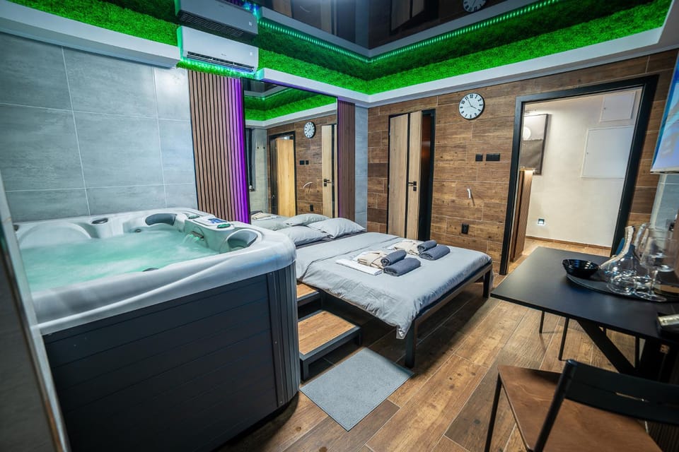 Bed, Hot Tub, Photo of the whole room, Bedroom, towels