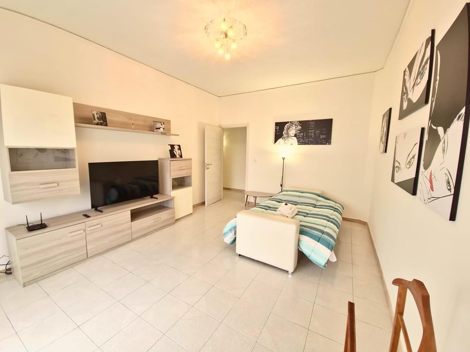 Communal lounge/ TV room, Bed, TV and multimedia, Living room, Photo of the whole room, Decorative detail, towels