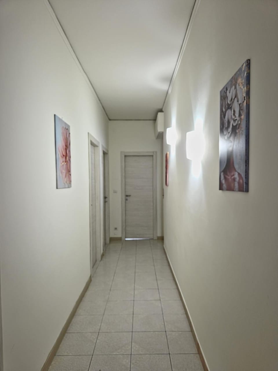 Photo of the whole room, Decorative detail