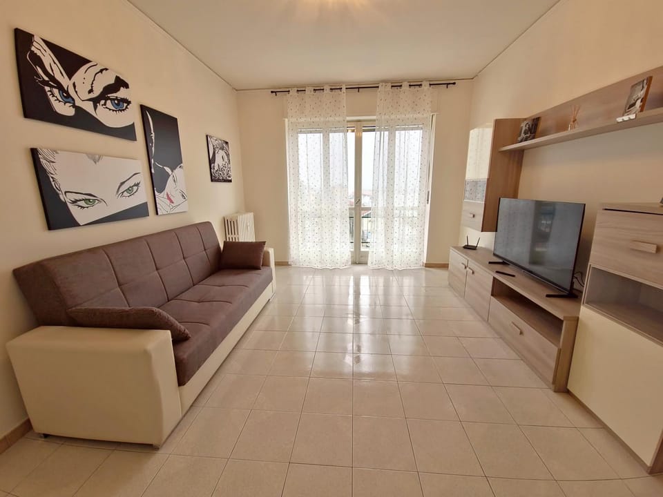 Communal lounge/ TV room, TV and multimedia, Living room, Seating area, Evening entertainment, internet