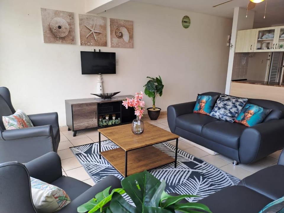 TV and multimedia, Living room, Seating area, Evening entertainment