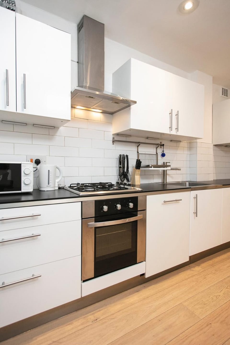 Coffee/tea facilities, Kitchen or kitchenette, dishwasher, stove, toaster