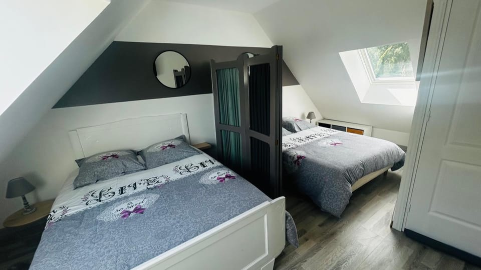 Bed, Bedroom, towels