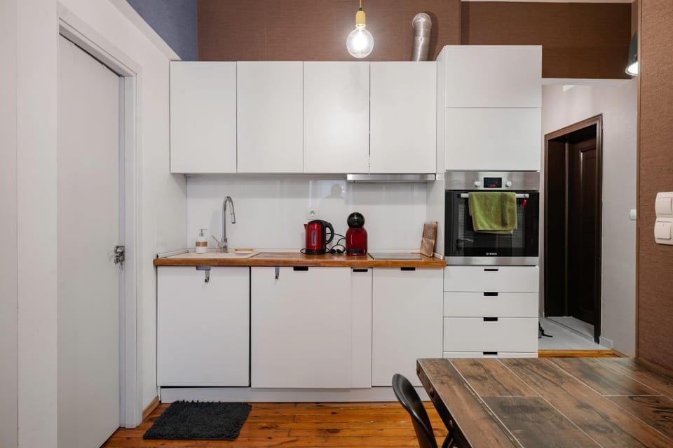 Coffee/tea facilities, Kitchen or kitchenette, oven, stove
