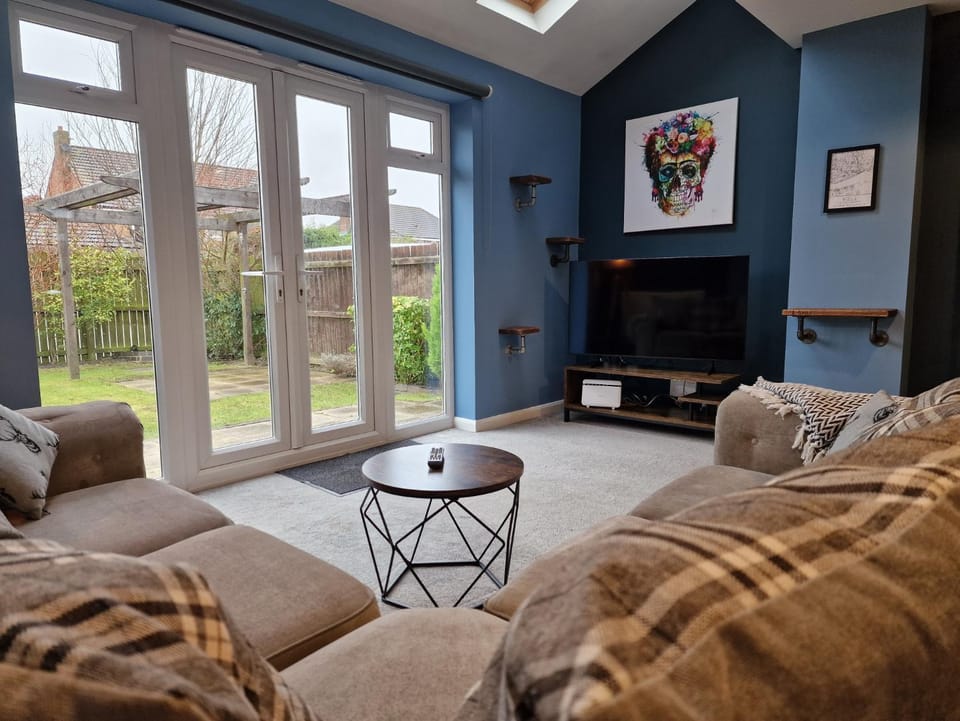 TV and multimedia, Living room, Seating area, Garden view