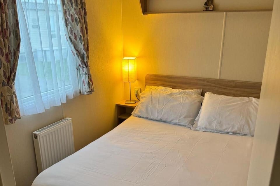 3 Bed Caravan - Sleeps 6 - Pets - 5 min to Beach House in Towyn