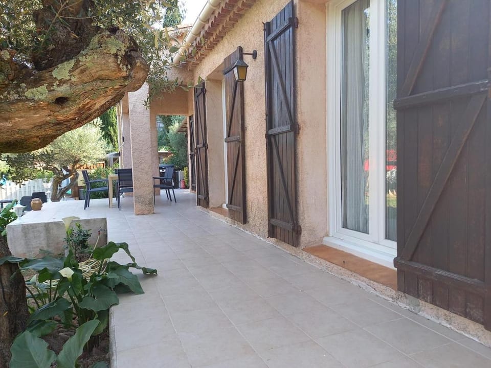 Provencal villa with pool, 1500m2 grounds Villa in Solliès-Toucas
