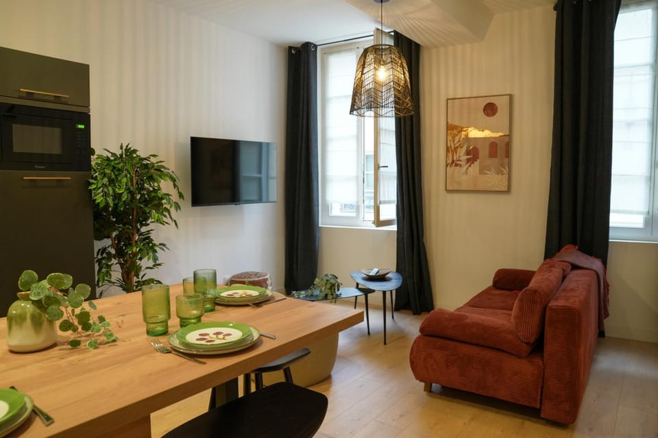 Communal lounge/ TV room, TV and multimedia, Living room, Seating area, Dining area