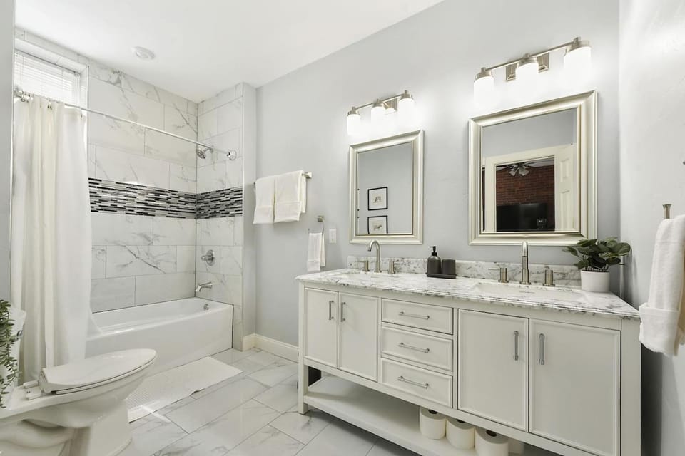 Netflix+Free Parking Near Shopping|Parks|Dining Apartment in Pittsburgh