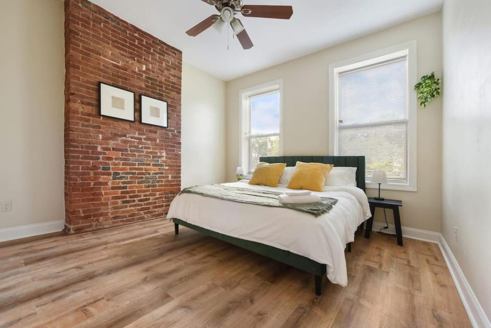 Netflix+Free Parking Near Shopping|Parks|Dining Apartment in Pittsburgh