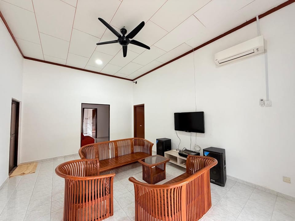 TV and multimedia, Living room, Seating area, air conditioner