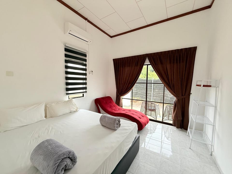 Bed, Photo of the whole room, Seating area, Bedroom, air conditioner