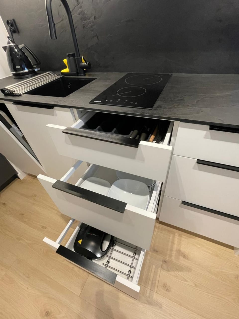 Kitchen or kitchenette, dishwasher, stove