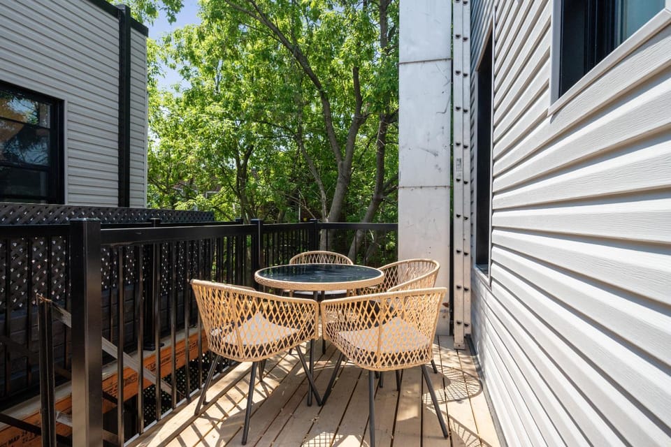 Les Residences Saint Laurent- Parc Mont Royal Apartment in Laval