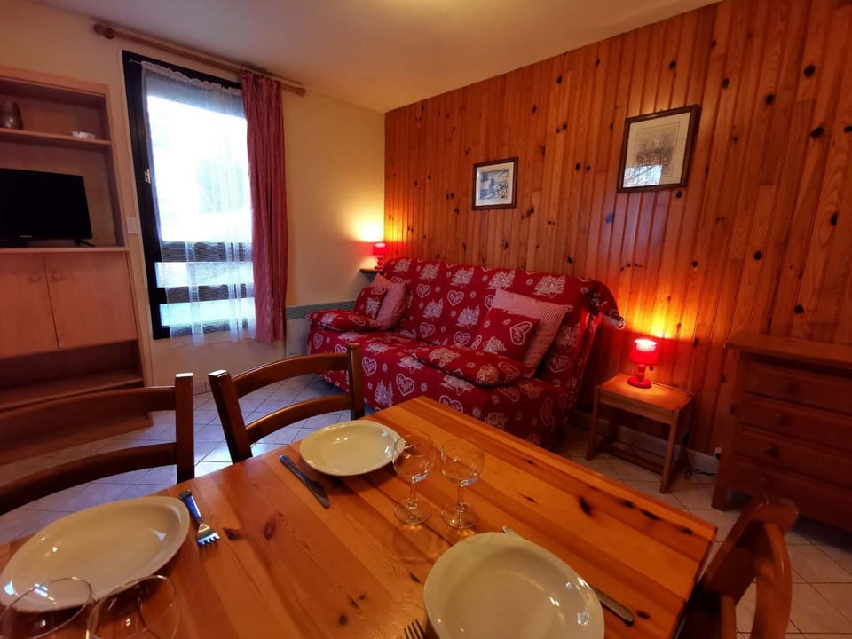 Studio cabine pieds pistes, proche école de ski, Adrets-Prapoutel - FR-1-771-83 Cabin in Auvergne-Rhône-Alpes