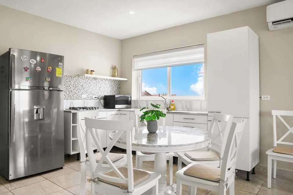 Kitchen or kitchenette, Dining area, microwave