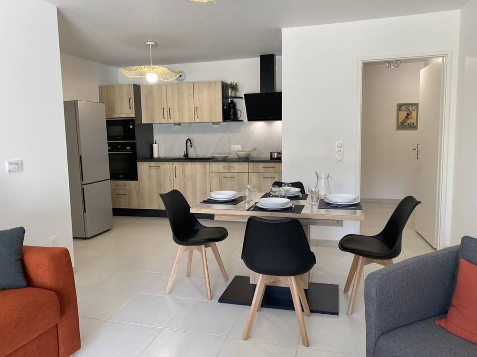 Royan T3 Moderne - Bord De Mer - 6 Pers, Parking, Terrasse - FR-1-738-35 Apartment in Royan