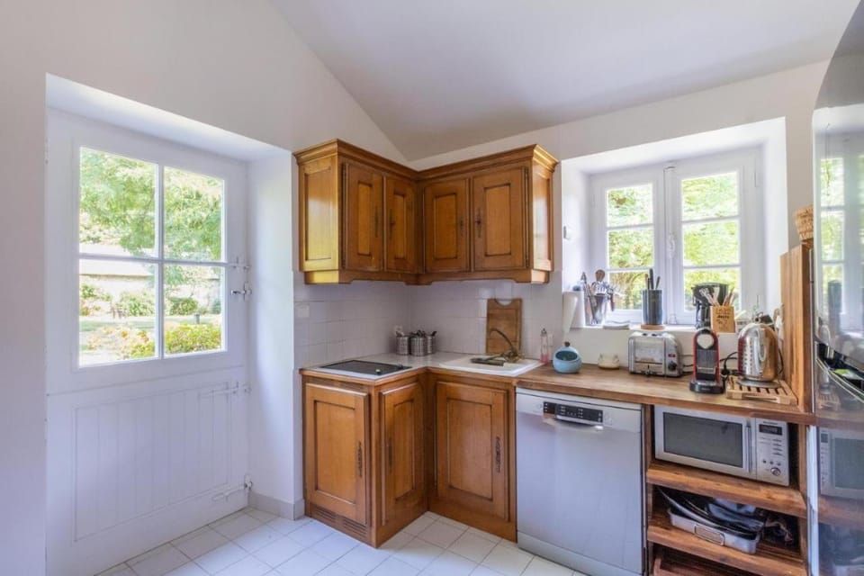 Coffee/tea facilities, Kitchen or kitchenette, dishwasher, oven, stove, toaster