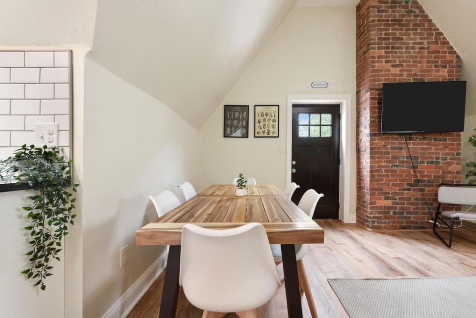 FREE Parking+Netflix+ Near Hospitals|Food|Shopping Apartment in Pittsburgh