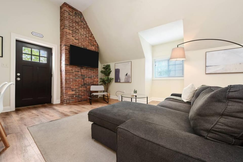 FREE Parking+Netflix+ Near Hospitals|Food|Shopping Apartment in Pittsburgh
