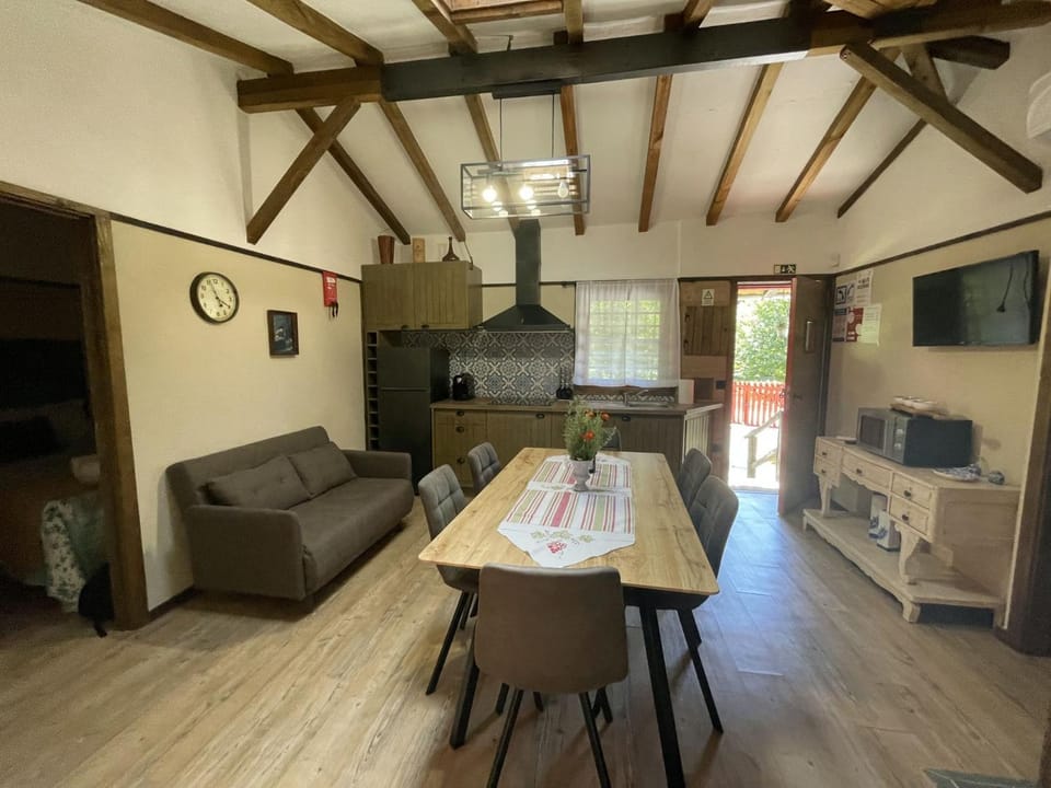 TV and multimedia, Kitchen or kitchenette, Living room, Seating area, Dining area