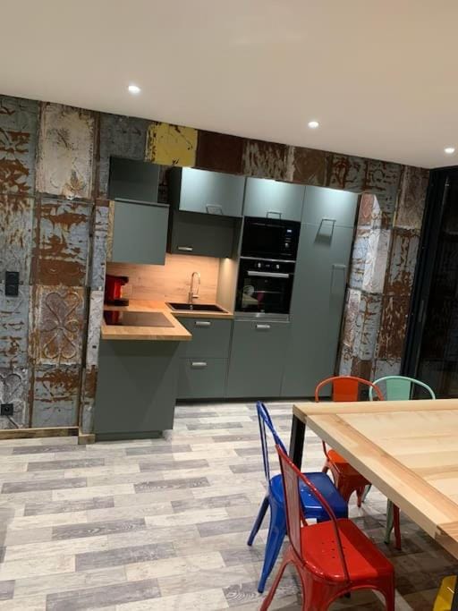 Kitchen or kitchenette, oven, pet friendly, stove