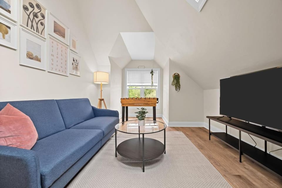 6BR Group Retreat w/ BBQ, Game Room, and Parking Apartment in Pittsburgh