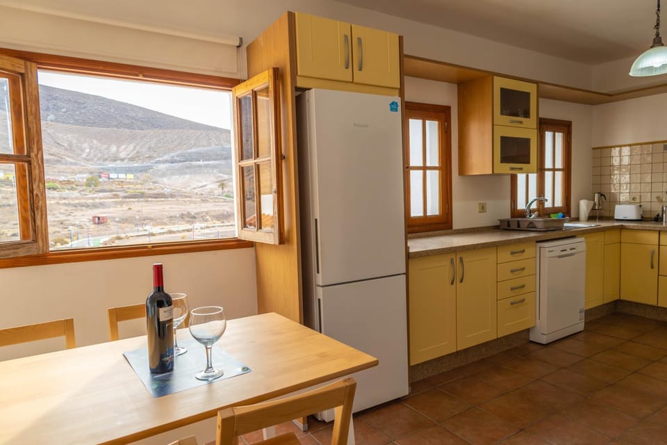 Kitchen or kitchenette, Dining area, Mountain view