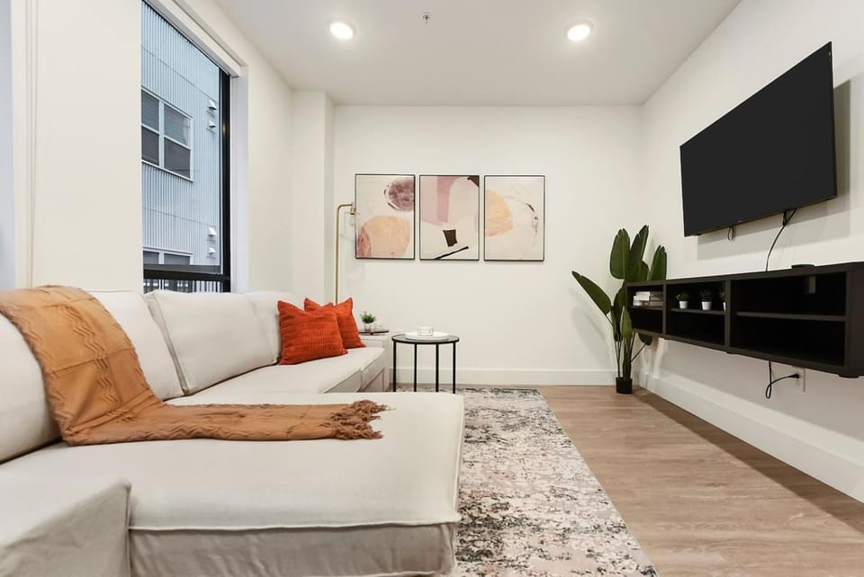 GYM+HULU+PARKING Near Universities|UPMC|SHOPPING Apartment in East Liberty