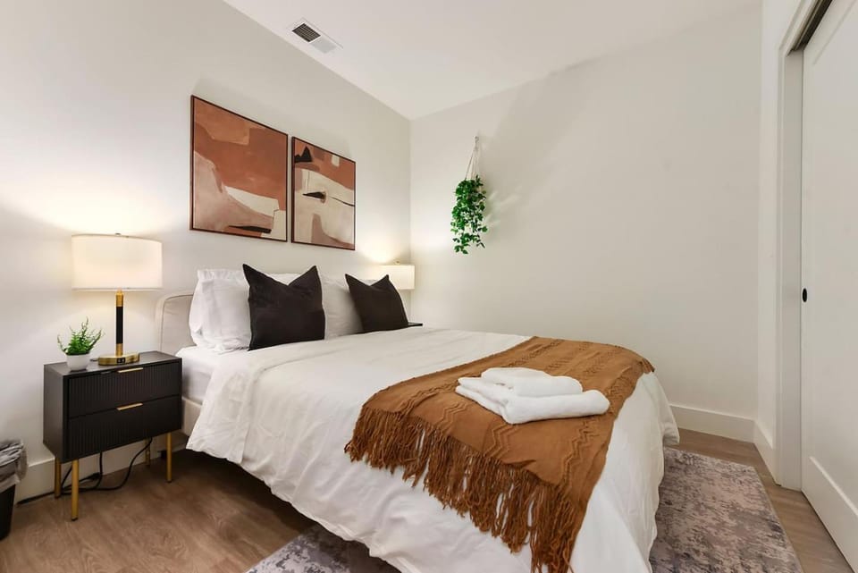 HULU+GYM+PARKING Near Shopping|UPMC|Universities Apartment in East Liberty