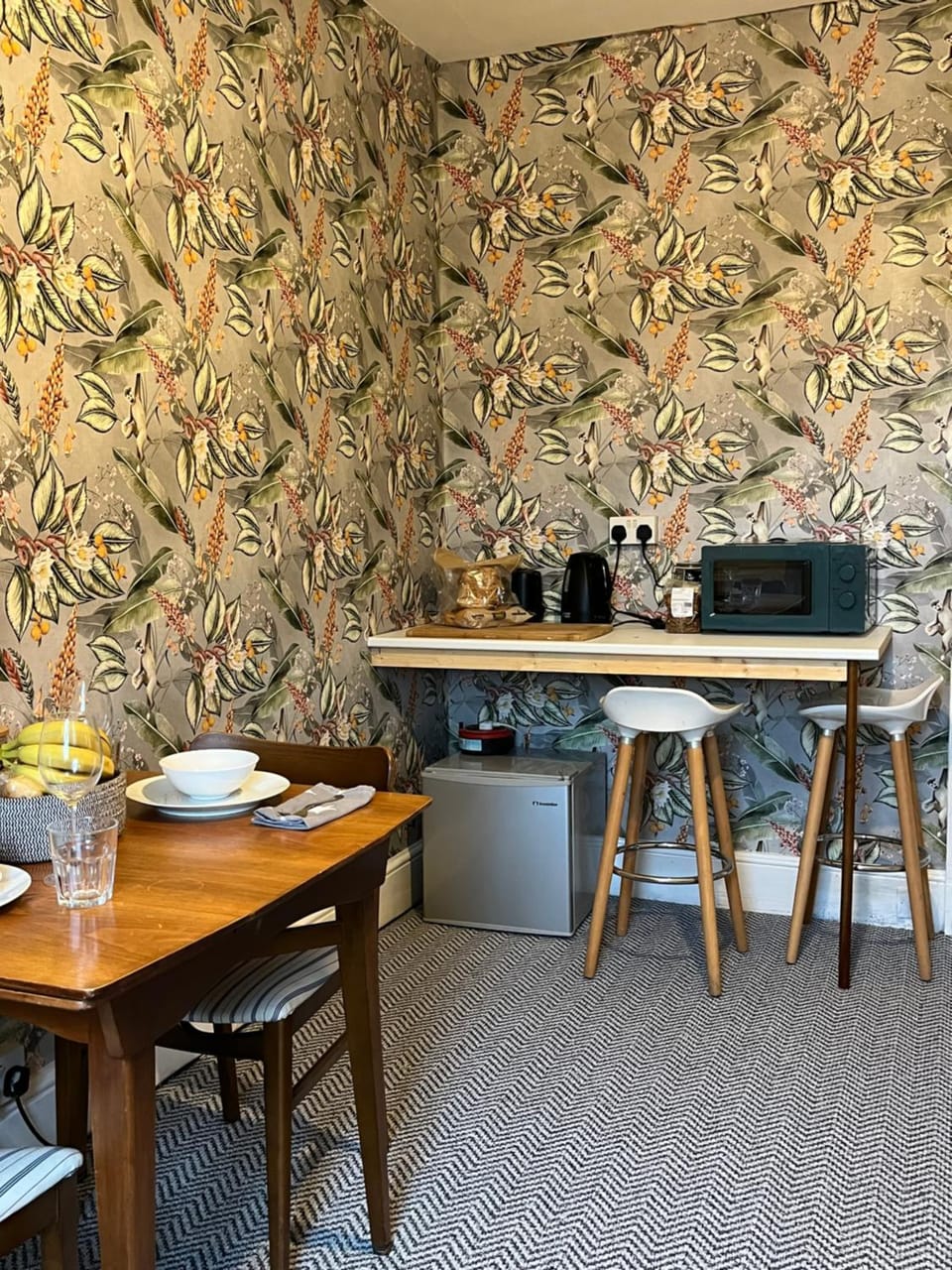 Kitchen or kitchenette, Dining area