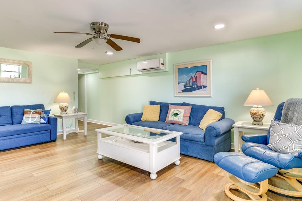 Walk to Shore: Atlantic Beach Condo w/ Pool Access House in Atlantic Beach