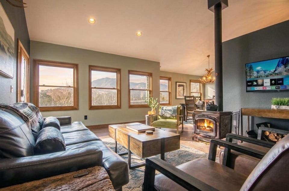 TV and multimedia, Living room, Mountain view, Mountain view, fireplace, fireplace