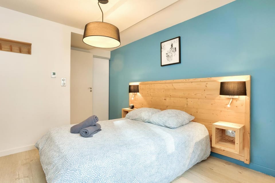 Bed, Living room, furniture