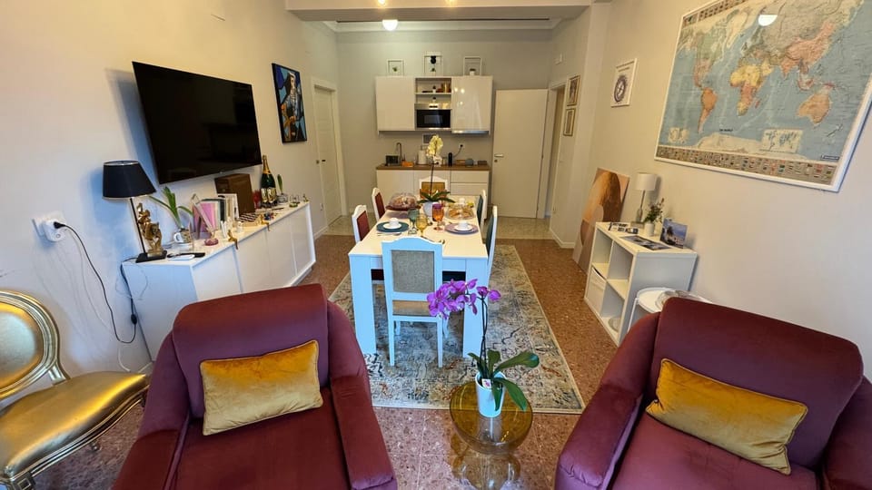 Communal lounge/ TV room, Day, TV and multimedia, Living room, Seating area, Evening entertainment, kitchen
