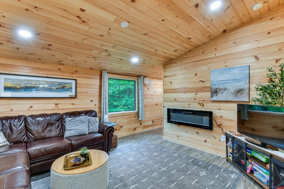 Explore Lakes & Beaches! Creekside Glen Arbor Home House in Sleeping Bear Dunes