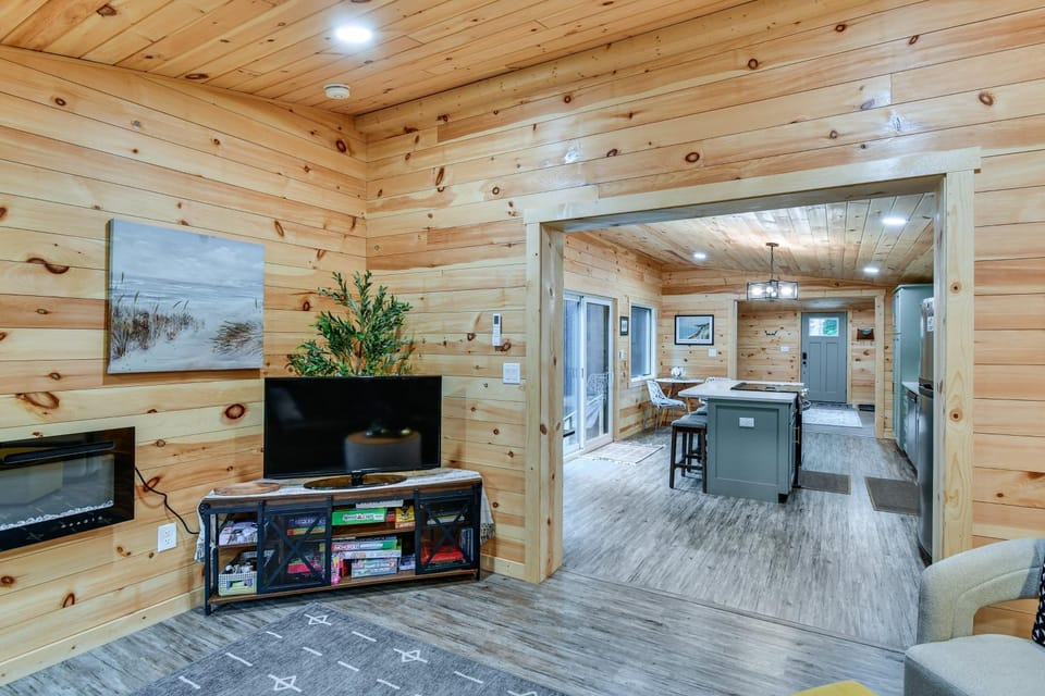 Explore Lakes & Beaches! Creekside Glen Arbor Home House in Sleeping Bear Dunes