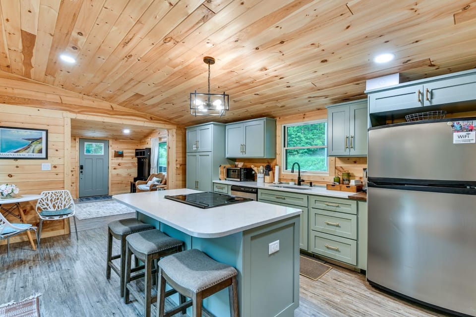 Explore Lakes & Beaches! Creekside Glen Arbor Home House in Sleeping Bear Dunes