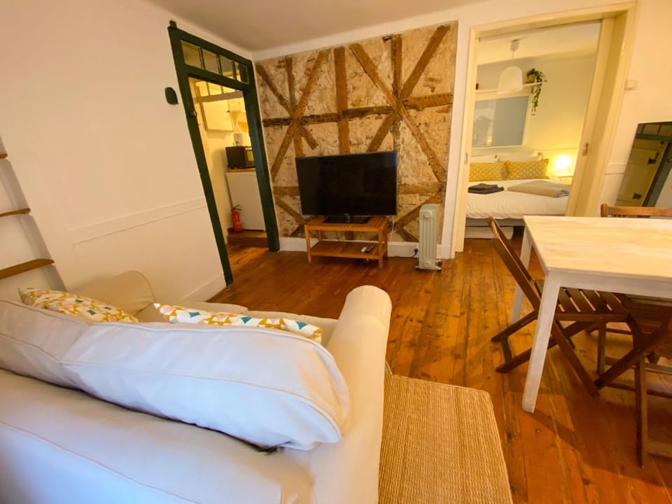 TV and multimedia, Living room, Seating area, Dining area, Bedroom