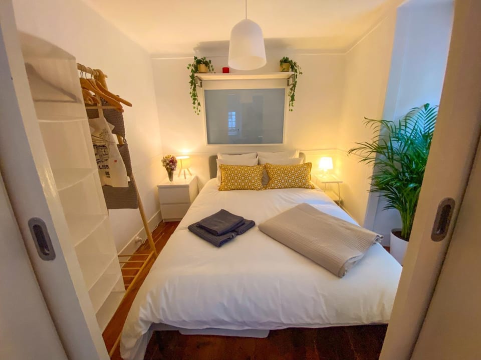 Bed, Photo of the whole room, Decorative detail, Bedroom, towels, wardrobe