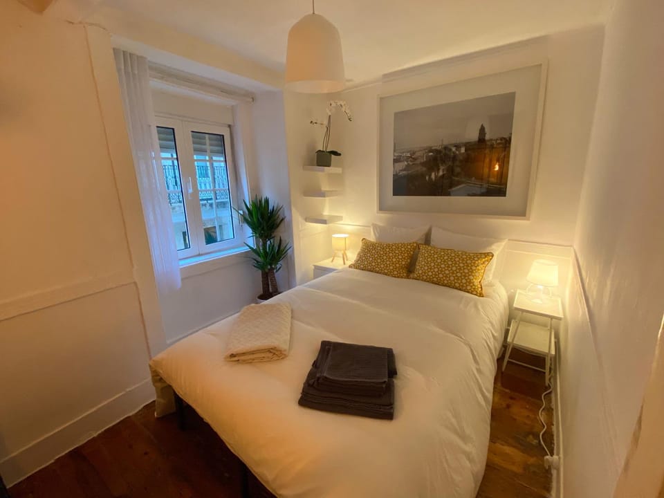 Bed, Decorative detail, Bedroom, Street view, towels