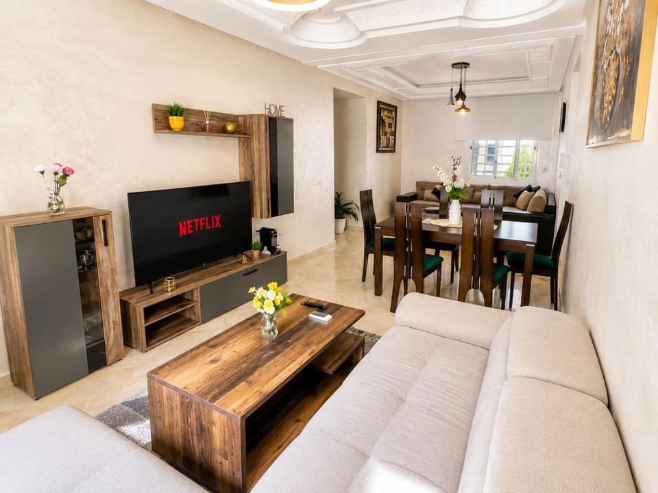 Communal lounge/ TV room, TV and multimedia, Living room, Seating area, Dining area