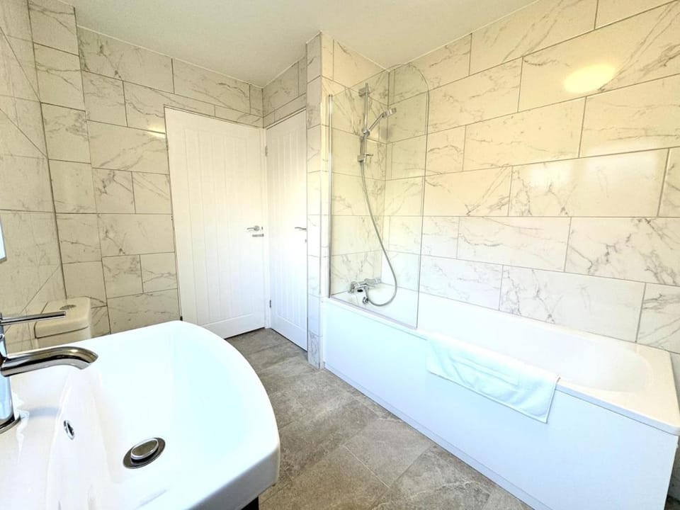 New Southampton Central House - Parking, 6 Beds, Sleeps 9 - City Centre l Cruise Terminal l Great for Contractors, Friends & Families House in Southampton