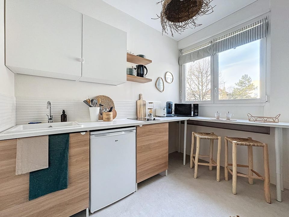 Kitchen or kitchenette, Dining area