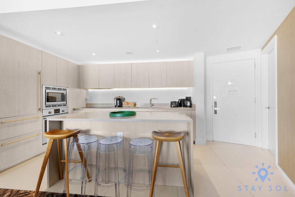 2 BR Apartment with Amenities and Balcony Apartment in Hollywood Beach