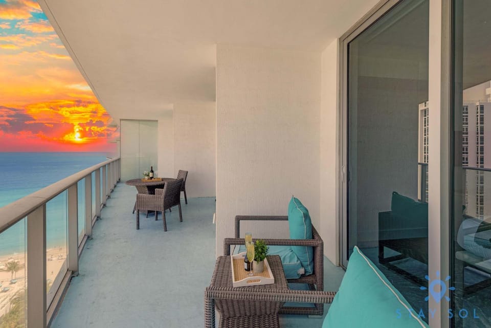2 BR Apartment with Amenities and Balcony Apartment in Hollywood Beach