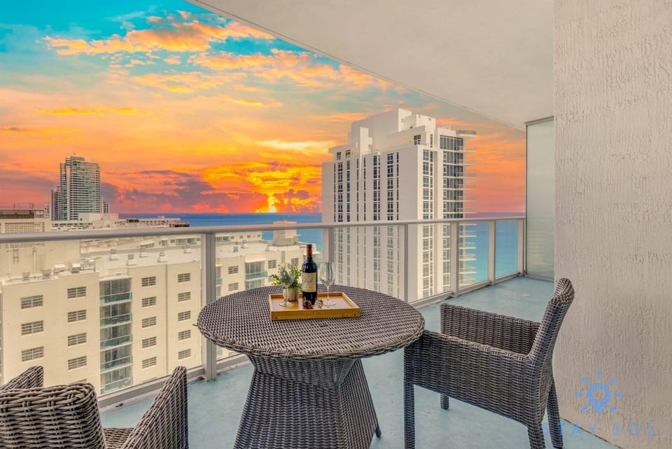 2 BR Apartment with Amenities and Balcony Apartment in Hollywood Beach