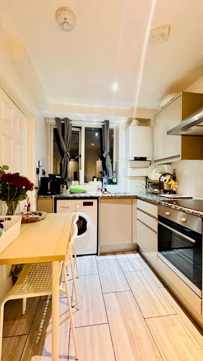 AR7 Sunset Luxurious Apartment in London Zone-1 Including one Family twin Room with its Own Stunning Private Terrace Apartment in London